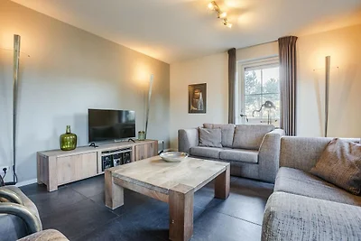 Reetgedeckte Villa in Strandnähe