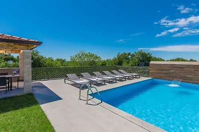 Villa in Kaštelir met zwembad