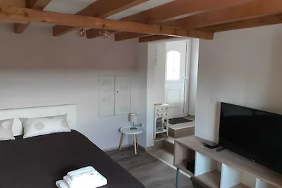 Secluded Authentic Apartment with Terrace - S...