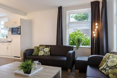 Ferienhaus in Nes mit Schwimmbecken