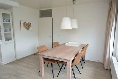 Vakantiehuis in Den Burg met zwembad