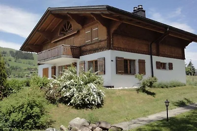 Vakantiehuis in Schönried met zwembad