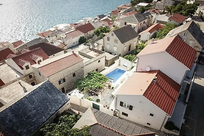 Villa in Povlja mit Schwimmbecken