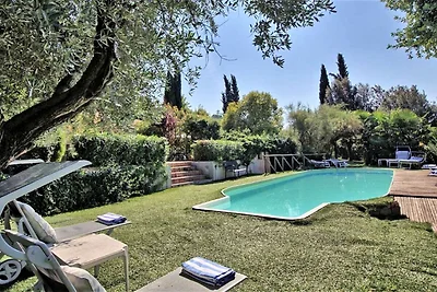 Attraente Villa con Piscina