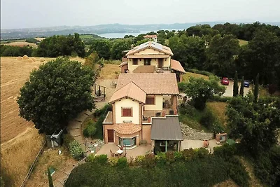 Palazzo moderno a Montefiascone con vasca...
