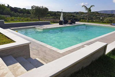 Casa vacanze con piscina privata, Solarino