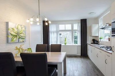 Ferienhaus in Nes mit Schwimmbecken