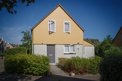 Geräumiges Ferienhaus mit Sauna in Strandnähe