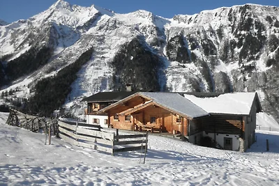 Bauernhaus mit Blick über das Tal