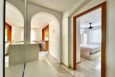 Apartamento con piscina y vistas a campo de G...