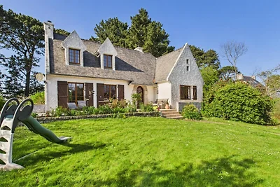 Haus in Louannec in der Nähe der rosa...