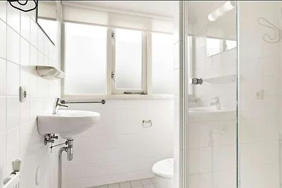 Haus am Wasser mit Angelplattform