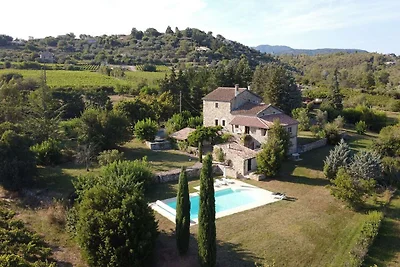 Spaziosa villa con piscina a Largentière