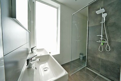 Modern en luxe villa met afwasmachine, op 6 k...