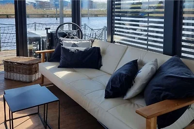 Casa flotante en Anjum con piscina