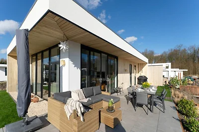 Gezinsvilla met tuin en aanlegsteiger