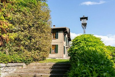 Villa in Civenna met balkon