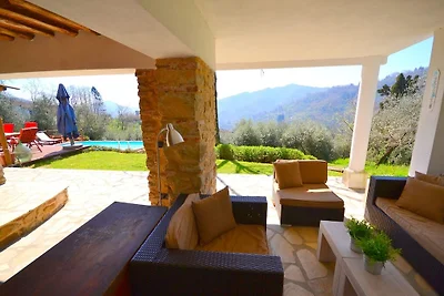 Scenografica casa vacanze con piscina privata