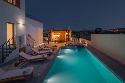 Moderne Ferienvilla mit privatem Pool