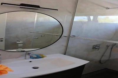 Grazioso apt con una camera da letto a Ugljan