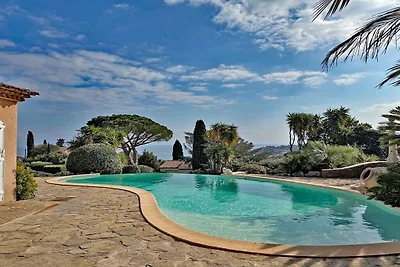 Villa in Les Issambres mit Schwimmbecken