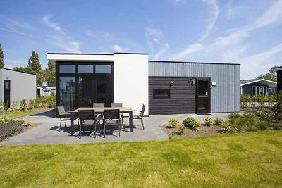 Sleek Lakeside Chalet für 4 Personen
