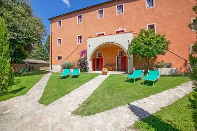 Agriturismo con piscina in comune vicino al...