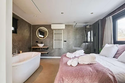 Luxuriöse Wellness-Lodge mit Sauna und Whirlp...