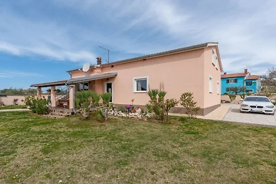 Casa de vacaciones en Kastelir con piscina.