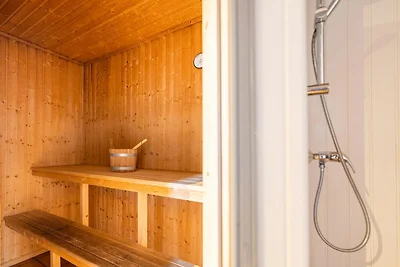 Ferienhaus mit Terrasse und Balkon