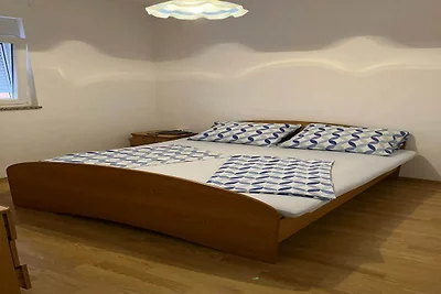 Fuga luminosa lungo la strada del villaggio