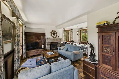 Haus in Louannec in der Nähe der rosa...