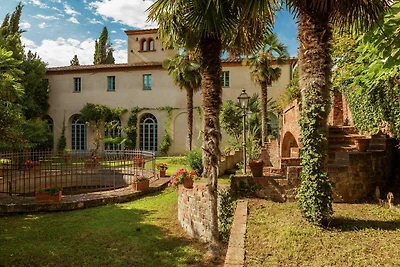 Villa met zwembad en tennisbaan