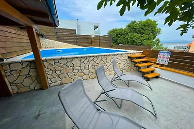 Apartment with swimming pool and sea view