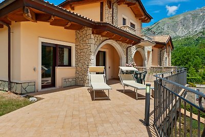 Geräumiges Ferienhaus in Scanno mit Garten