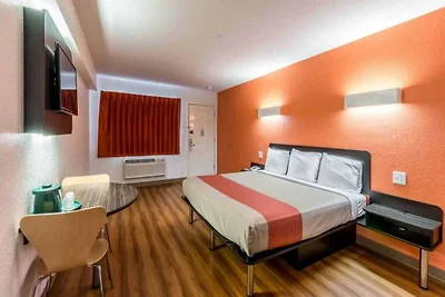 1 King Bed | Non-Smoking