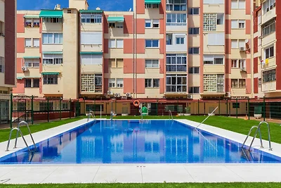 Soggiorno elegante con vista piscina e mare