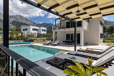 Blue Stone mit Pool und Garten