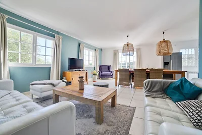 Moderne Villa mit Swimmingpool in...