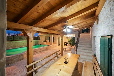 Landhaus mit Pool und Garten