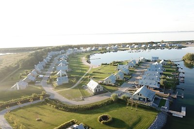 Moderne lodge aan het water in een nationaal...