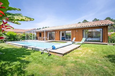Houten huis met verwarmd zwembad