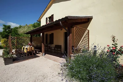 Ruhiger Bauernhof in Cagli mit Swimmingpool