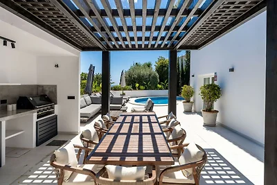 Elegant Villa with sea Views & Pool Marbella