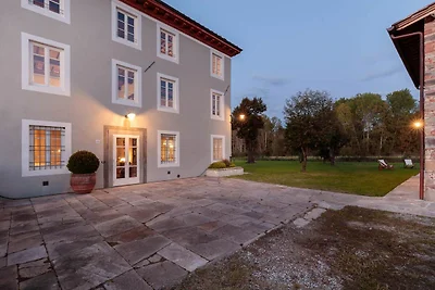 Villa vicino Lucca con forno e giardino