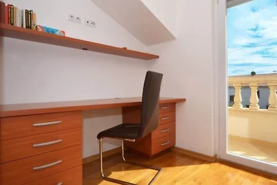 Bright Kaštela Apartment with Balcony and Pri...