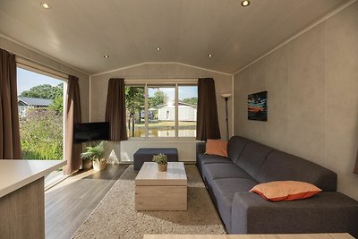 Schönes Chalet in einem Ferienpark mit Geschi...