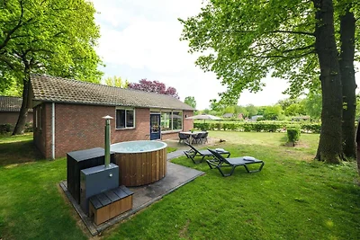 Bungalow mit Kinderkrippe und Spielplatz