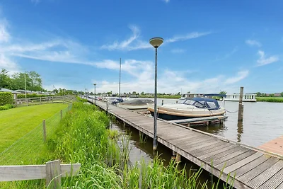 Entspannendes Ferienchalet am Wasser in Grou