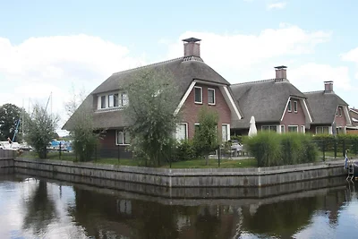 Villa mit Garten in einem Ferienpark am...